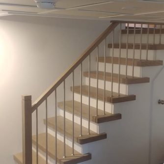 escalier en pin avec murs blancs rénové par Rénovation SimTech