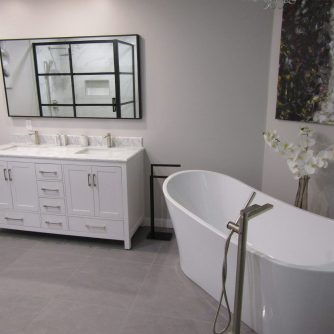 grande salle de bain rénovée avec installation de bain et vanité par rénovation simtech