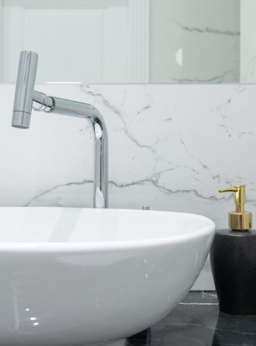 lavabo blanc dans une salle de bain rénovée par rénovation simtech dans les laurentides