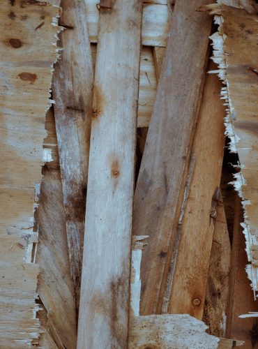 plusieurs bouts de bois utilisés pour faire des travaux par rénovation simtech