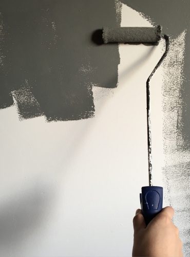 rouleau de peinture gris sur mur blanc par rénovation simtech sur la rive-nord